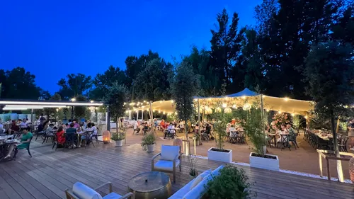 Terrasse de la Guinguette du 101 de nuit, guirlandes lumineuses et voile blanc
