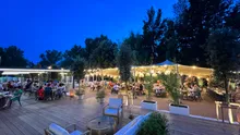 Terrasse de la Guinguette du 101 de nuit, guirlandes lumineuses et voile blanc