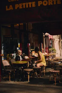 Couple en terrasse ensoleillée